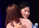 [BZ포토] 김수현, 여성 팬과의 뜨거운 포옹