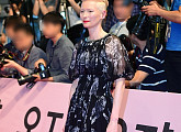 [BZ포토] 틸다 스윈튼, 영등포 들썩이게 만든 드레스 자태