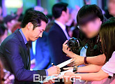 [BZ포토] 스티븐 연, 사인하는 모습도 멋져