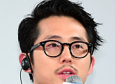 [BZ포토] 스티븐 연, 안경도 잘 어울리죠?