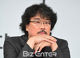 [BZ포토] 봉준호 감독, '옥자' 기자회견 긴장되네~