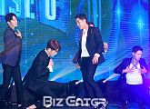 [BZ포토] 서프라이즈U, 잘생김도 가려지는 조명테러