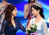 [BZ포토] '2017 미스코리아' 오현경, 후배 축하하는 따뜻한 눈빛