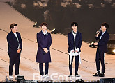 [BZ포토] 슈퍼주니어, 4인으로 팬들과 만나 '무대에서 울컥'