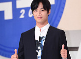 [BZ포토] 한주완, '어색하지만 엄지척'