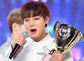 [BZ포토] 워너원 박지훈, '트로피 들고 신나는 앙코르'