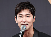 [BZ포토] 동방신기 유노윤호, SM콘 중 찢어진 바지 '응원글 많아서 다행'