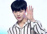 [BZ포토] 워너원 황민현, 팬들의 부름에 응답