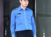 [BZ포토] 박유천, 문신 논란 때문? '긴팔 상의 입고 소집해제'