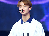 [BZ포토] 워너원 배진영, 마이크도 커보이게 만드는 소두
