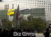 [BZ출격] 상암에 울려 퍼진 ‘임을 위한 행진곡’…MBC 총 파업 출정식