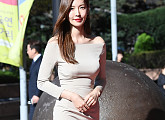 [BZ포토] 김소연, '강남 한복판을 시상식 레드카펫으로'
