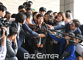 [BZ포토] 검찰 출석한 김미화, '피해자 조사에 성실히 임하겠다'