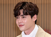 [BZ포토] 이종석, '옆에서 봐도 잘생김'