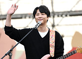 [BZ포토] 버즈 손성희, 팬들에게 다정한 손인사