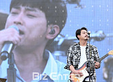 [BZ포토] 버즈 윤우현, '너는 노래하고 나는 기타치고'