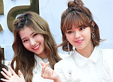 [BZ포토] 트와이스 사나-정연, 예쁜 애 옆에 예쁜 애