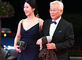 [BZ포토] 신성일, '손녀와 함께 레드카펫 걸어요'