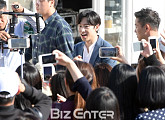 [BZ포토] 이제훈, 폭풍 인기 실감 '입이 떡~'