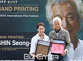 [BZ포토] 신성일, 'BIFF' 한국영화회고전 기념하는 핸드프링팅
