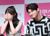 [BZ포토] 한승연-이서원, '9살 나이차 질문에 어쩔 줄 몰라'