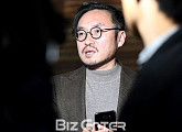 [BZ포토] 취재진과 인터뷰하는 故 김주혁 소속사 김석준 상무