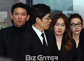 [BZ포토] '김주혁 발인' 황정민-유준상-김지수-도지원, 눈물 속 마지막 배웅