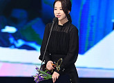 [BZ포토] 박보영, 트로피보다 빛나는 미모