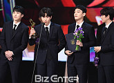 [BZ포토] 엑소(EXO), '2017 대중문화예술상' 국무총리 표창 수상