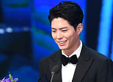 [BZ포토] 박보검, '수상 소감 시작하는 떨리는 순간'