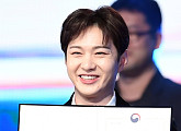 [BZ포토] 비투비 이창섭, '표창장이 내 손에~'