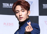 [BZ포토] 세븐틴 도겸, '옜다 하트'
