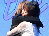 [BZ포토] 예지-김소희, 격한 포옹