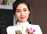 [BZ포토] 최희서, 트로피보다 빛나는 미소