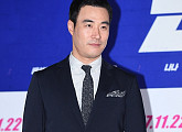 [BZ포토] 배성우, '포즈는 어려워'