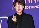 [BZ포토] 워너원 박우진, '귀엽게 하트 뿅뿅'