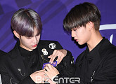 [BZ포토] 워너원 이대휘-배진영, '이름표가 자꾸 떨어져'