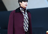 [BZ포토] 빅스 홍빈, '코트는 어깨에 걸쳐야 멋'