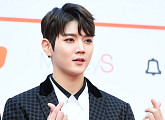 [BZ포토] 뉴이스트W 렌, '하트까지 잘생겼네'