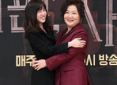 [BZ포토] 박은빈-김해숙, 모녀처럼 다정한 선후배