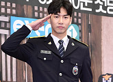 [BZ포토] '시골경찰2' 이재준, 초보 막내 순경 '군기가 바짝'