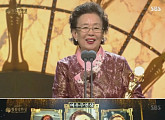 [38th 청룡영화제] 나문희, 여우주연상 수상…2관왕