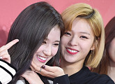 [BZ포토] 트와이스 사나-정연, 격한 애정 표현