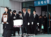 [BZ현장] 끝내 참지 못한 울음…샤이니 종현, 영면하다