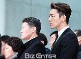 [BZ포토] '종현 발인' 슈퍼주니어 동해, 마지막 인사