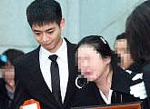 [BZ포토] 샤이니 종현 발인, 유족 위로하는 상주 민호