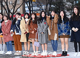 [BZ포토] 프로미스9, 보이그룹 못지않은 우렁찬 인사