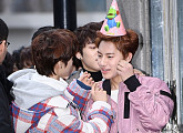 [BZ포토] 더보이즈 에릭, 생일맞이 꼬깔쓰고 출근