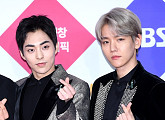 [BZ포토] 엑소 시우민-백현, '손하트로 매력 대결중'