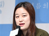 [BZ포토] '한여름의 추억' 작품 소개하는 심나연PD